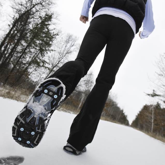 Nesmeky DueNorth Everyday s hroty s karbidu wolframu Nesmeky DueNorth Everyday na sněhu